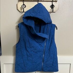 Tommy Bahama Women's Cala Cove blue floral print hooded puffer vest Size Sm